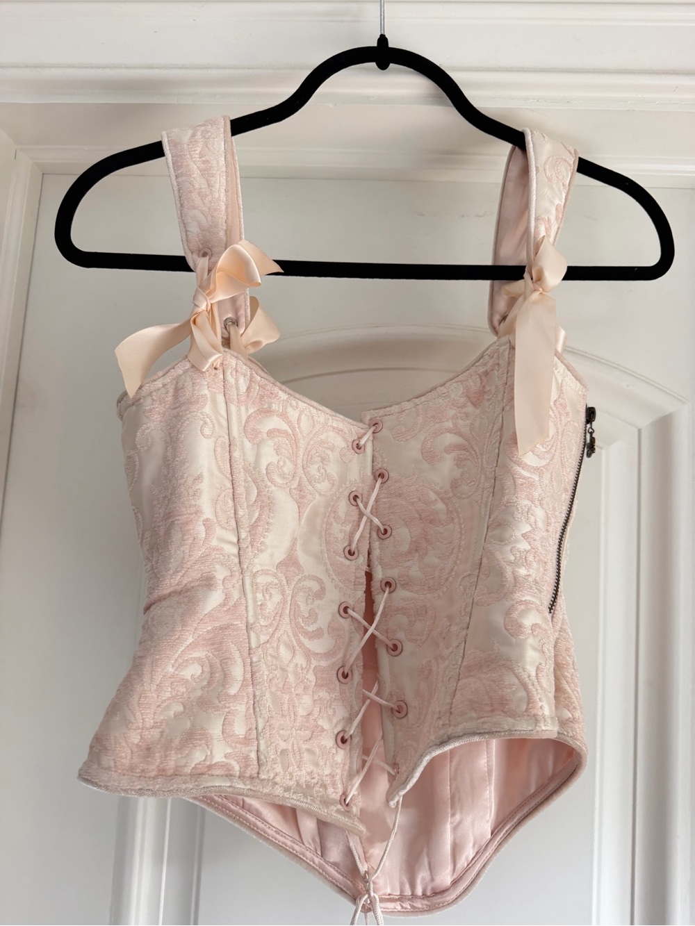 Elegant Cream Lace Corset with Pearl Chain Detail - Picture 7 of 9